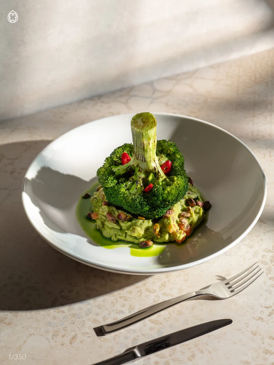 Baked broccoli with guacamole and pistachio pralines
