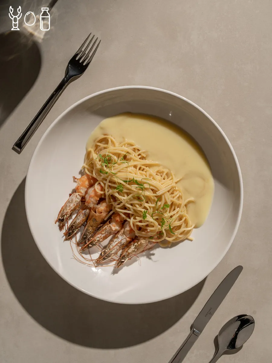 Pasta with king prawns and saffron