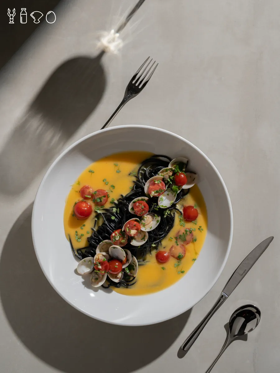 Black pasta vongole